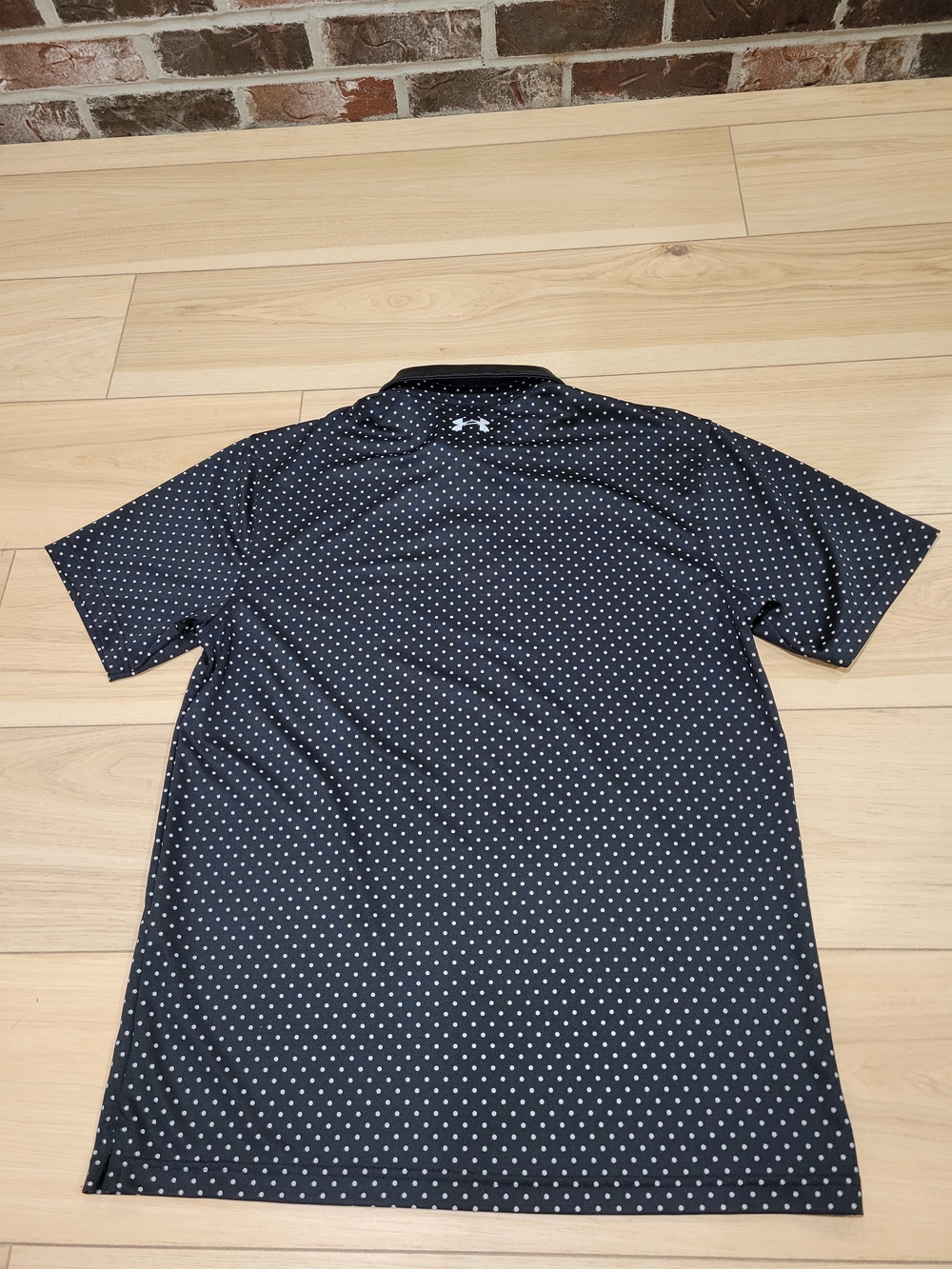 Nike Dri-FIT men's golf polo in size Medium.
Grey/black textured stripe pattern